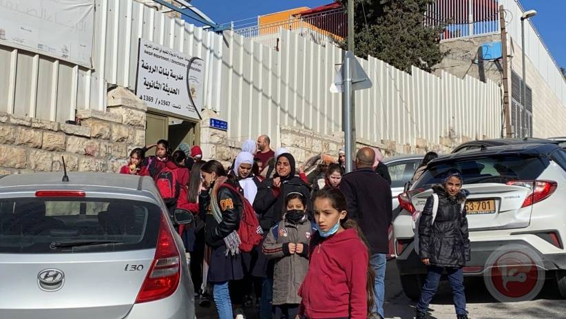 طفلة فلسطينية تطعن مستوطنة صهيونية في حي الشيخ جراح في القدس.