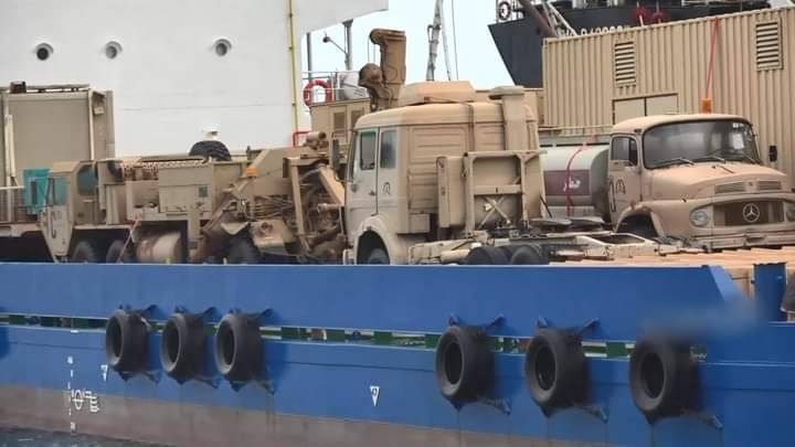 صنعاء تعرض صورا لحمولة السفينة الإماراتية التي تم استهدافها اليوم غربي اليمن