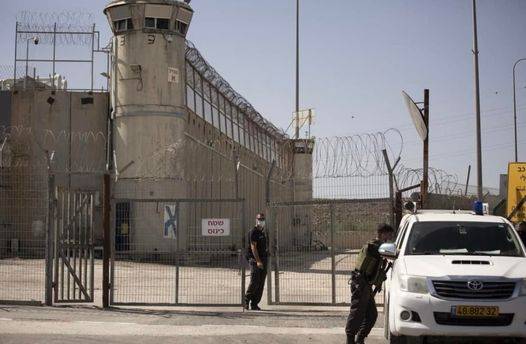 كورونا يضرب الأسرى الفلسطينين في سجن النقب