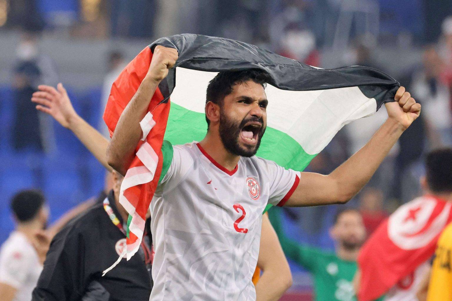 لاعبو المنتخب التونسي يرفعون العلم الفلسطيني احتفالا بتأهلهم لنهائي كأس العرب-