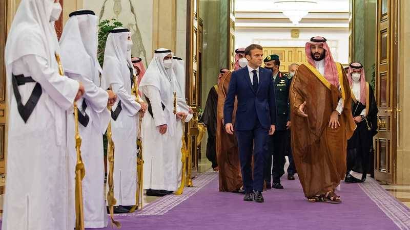 ماكرون من جدة يعلن عن مبادرة لحل أزمة لبنان ..وميقاتي يغرد معلقا