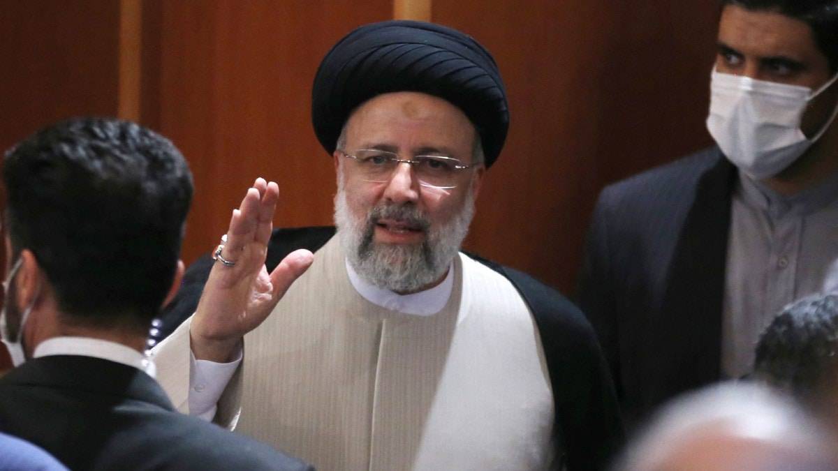 الرئيس الإيراني إبراهيم رئيسي يتعهد بالثأر لمقتل الجنرال قاسم سليماني.