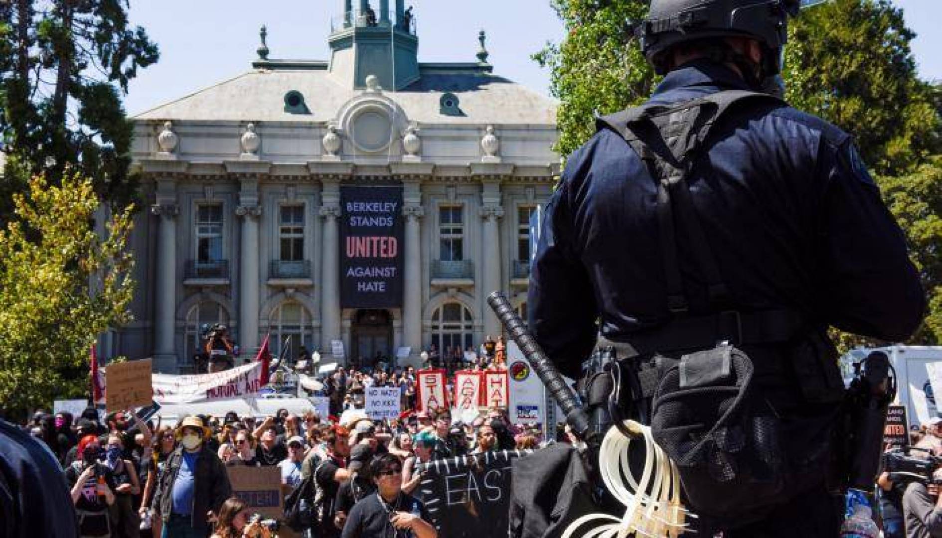 ماذا يجري في أمريكا؟.. تهديدات بتفجير كليات وجامعات وتحذير من “ارتفاع التطرف” بعد الهجوم على كنيس يهودي.