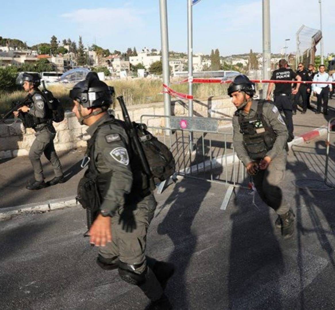 الاحتلال يعدم شاباً فلسطينيا بزعم طعنه شرطيين اسرائيليين في القدس