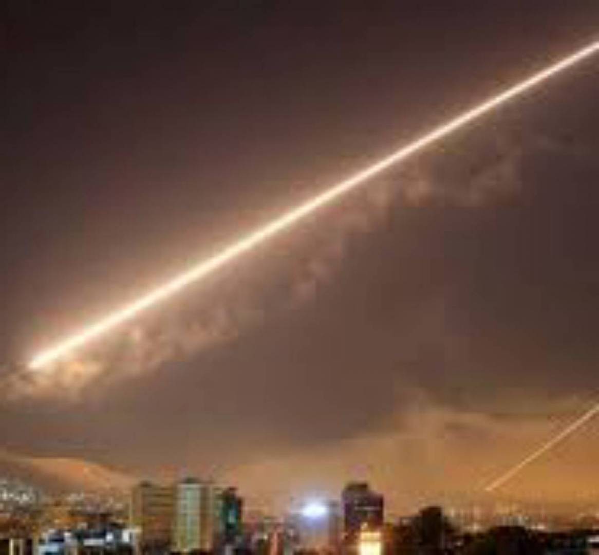 الدفاعات الجوية السورية تتصدى لاهداف معادية في سماء دمشق