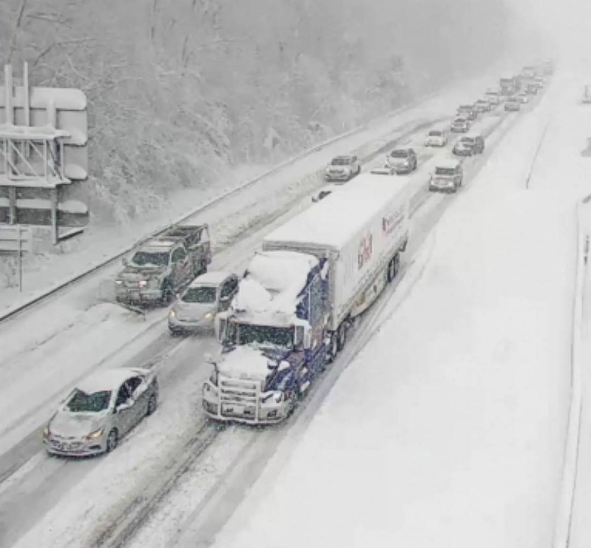 ألغت 6 آلاف رحلة جوية وتسبب بإعلان حالة الطوارئ...عاصفة ثلجية رهيبة تجتاح شمال أمريكا..