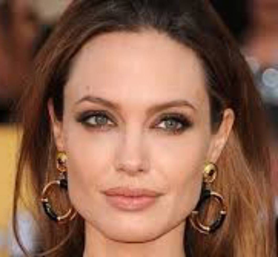 أنجلينا جولي تدعم الأوكرانيين وتدعو لحقوق متساوية للاجئين