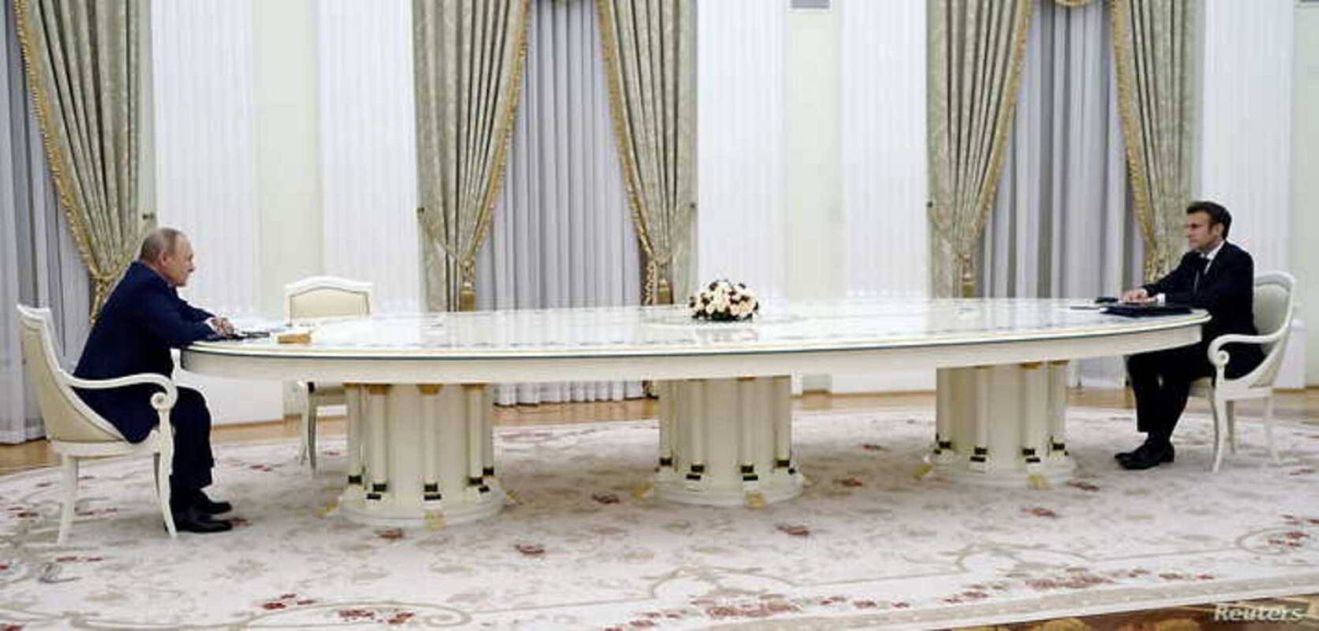 الروس منحوه خيارين...إليكم سر الطاولة الطويلة بين بوتين وماكرون