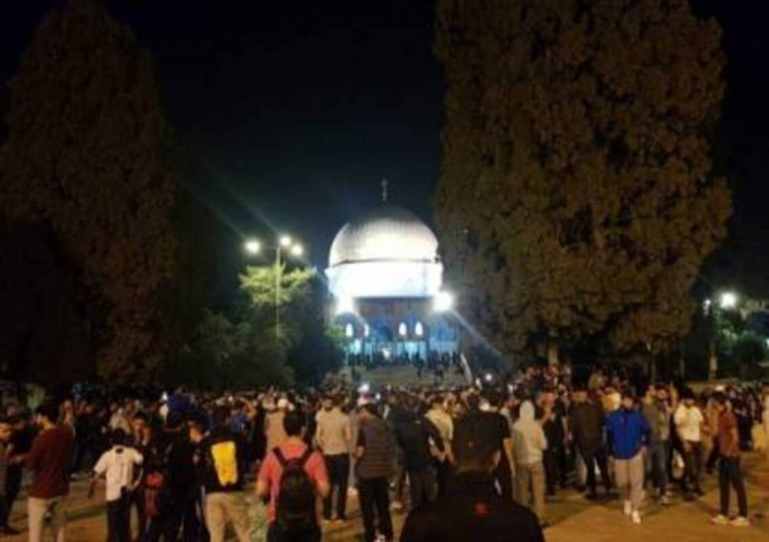 المئات يلبون نداء “الفجر العظيم” بالصلاة في المسجد الأقصى