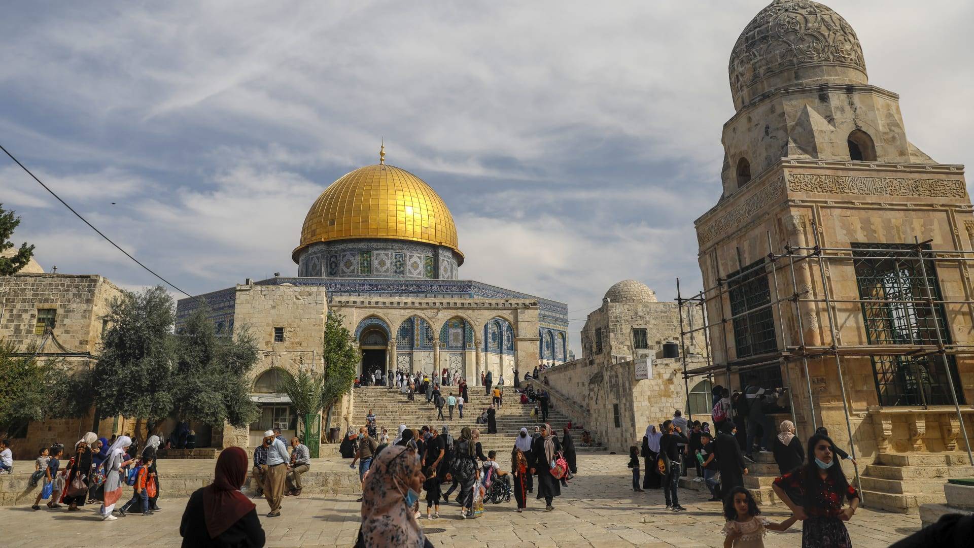 مواجهات عنيفة داخل المسجد الأقصى بين مصلين مقدسيين  وقوات قوات الاحتلال الصهيونية بعد تدنيس المستوطنين لباحات الأقصى المبارك.