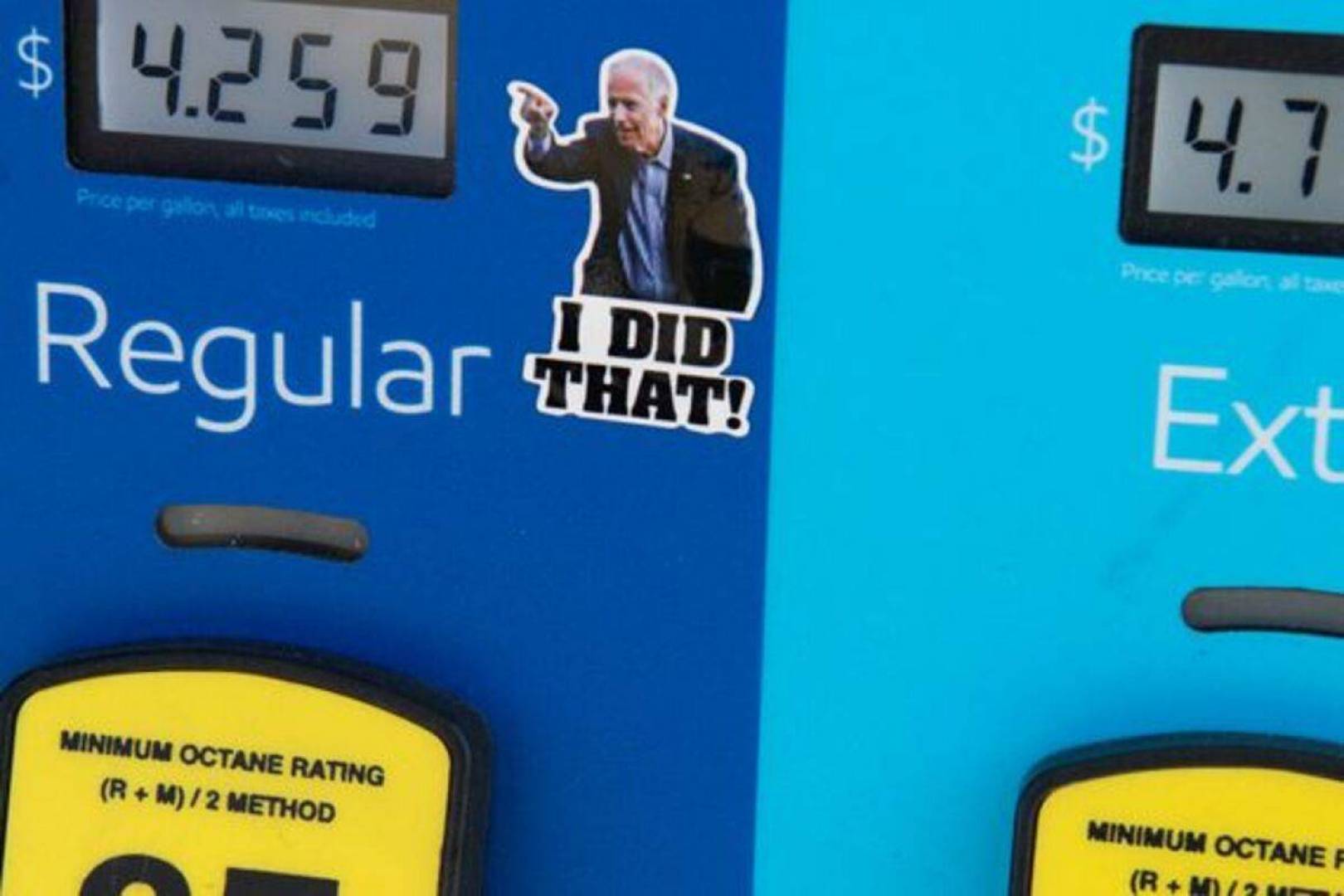 “أنا فعلتها”! ملصقات تسخر من بايدن..والشرطة تعتقل الفاعل