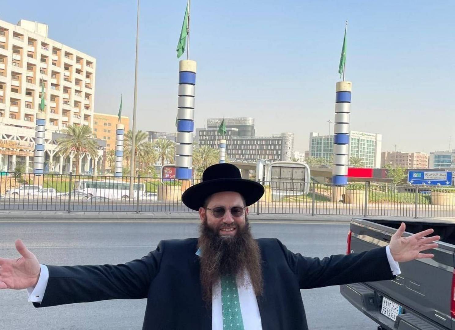حاخام يهودي يؤدي رقصة العرضة السعودية في الرياض