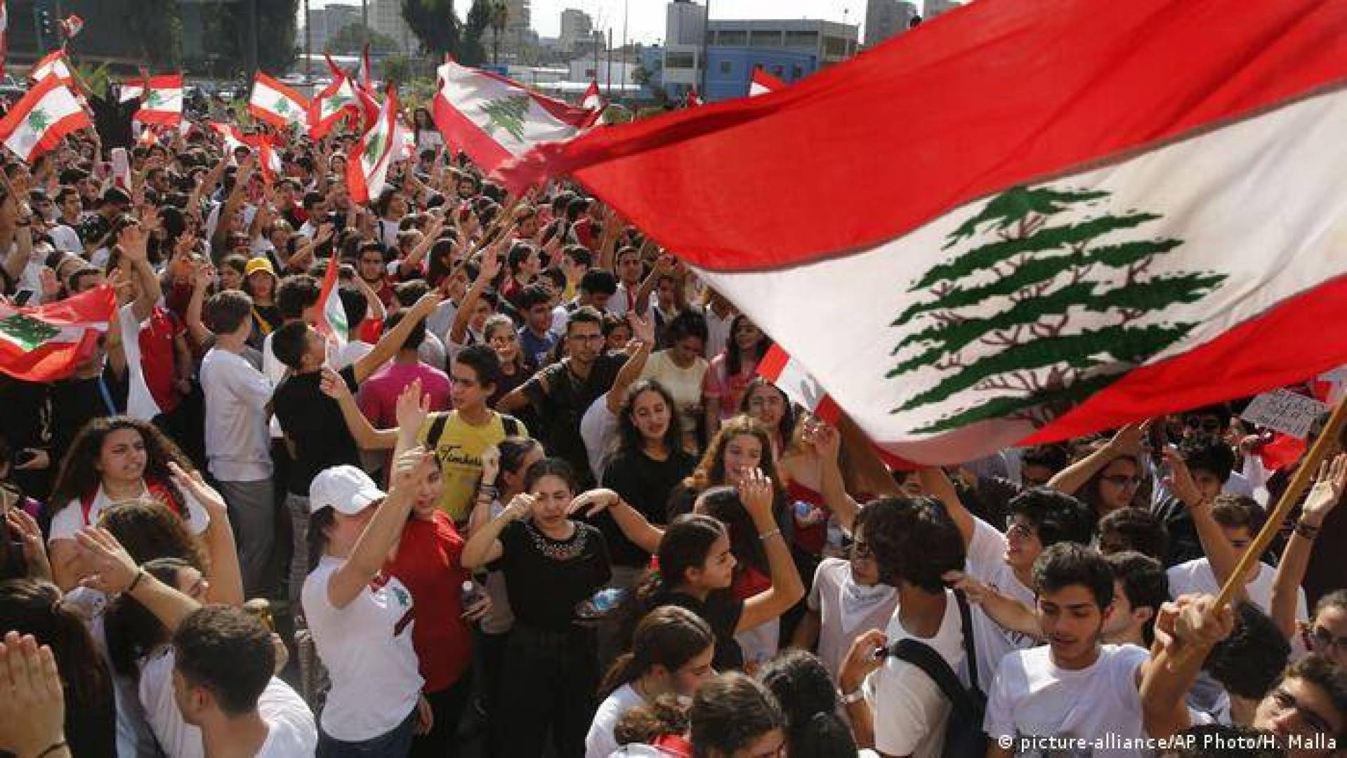 كَتَبَ د. إسماعيل النجار: تسونامي المقاومة يجتاح لبنان ويُرعِب الخصوم والأعداء،