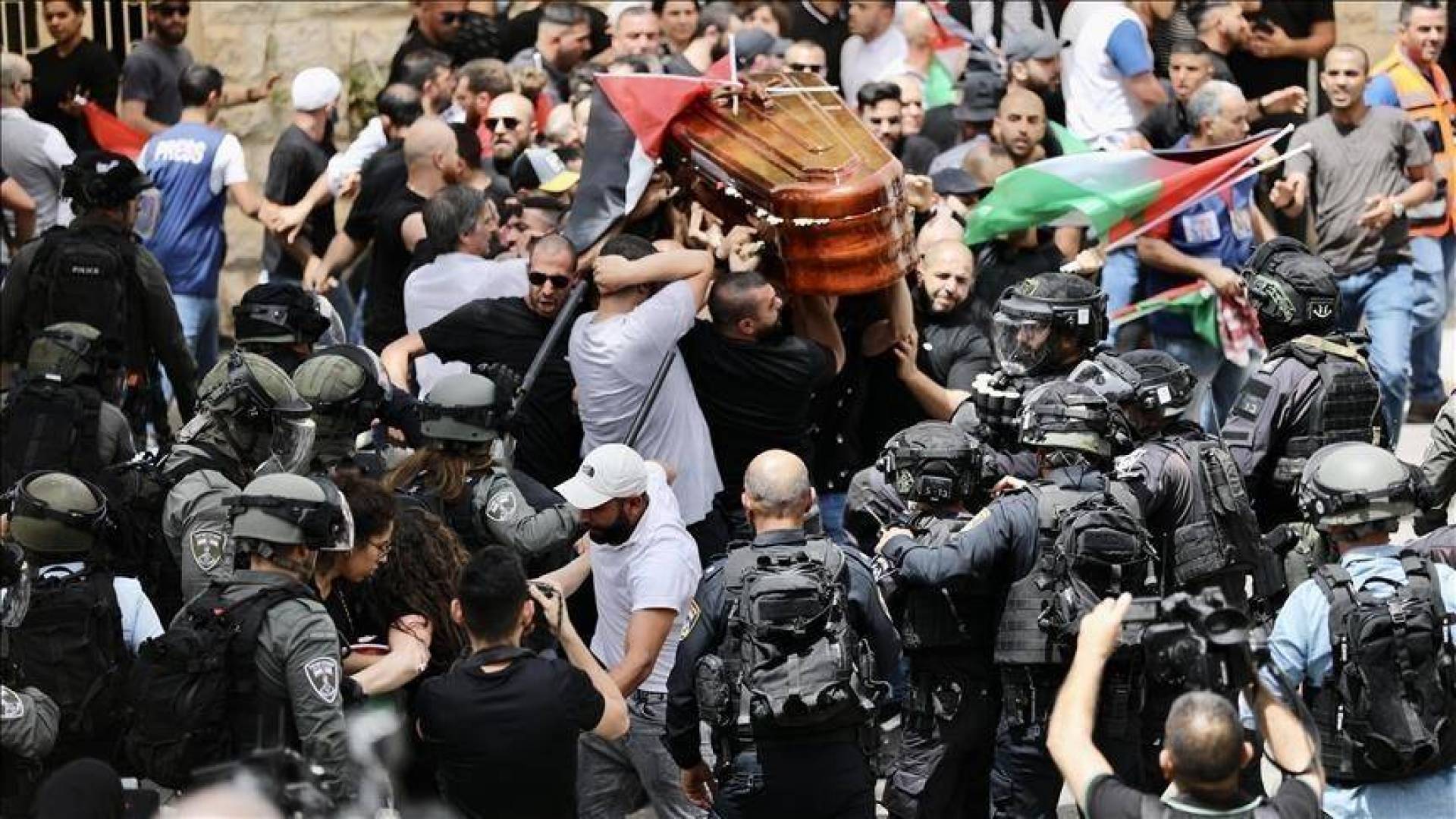 جدعون ليفي: الشرطة التي تعتدي على جنازة بطلة شعبية مثل شيرين أبو عاقلة هي عصابة وحوش