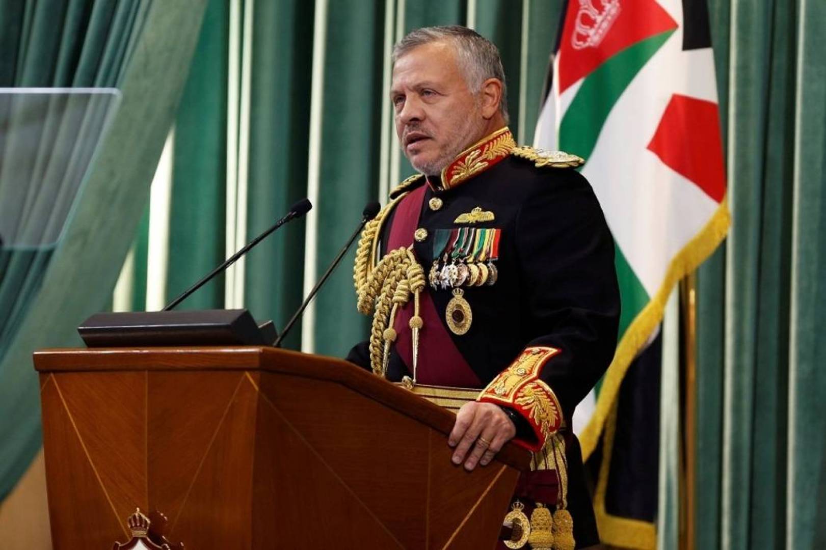 ملك الأردن يشدّد الإقامة الجبرية على الأمير حمزة