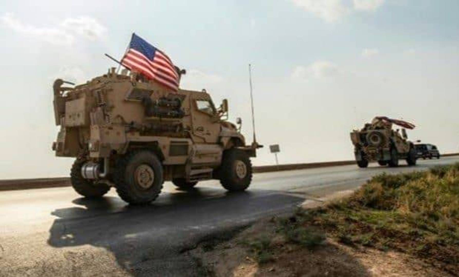 قوات  العدو الاميركي المحتل للمنطقة الشرقية لسوريا  تجري مناورة عسكرية.