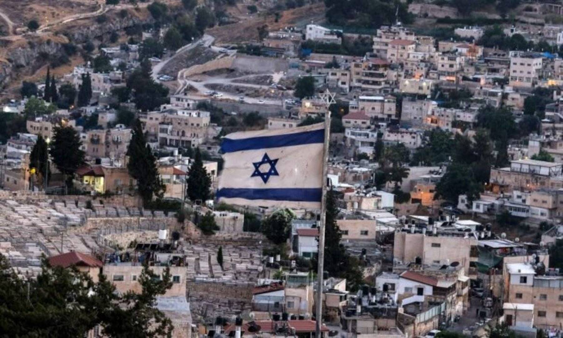 شبان في يافا يسقطون علم دولة الاحتلال عن أحد المباني