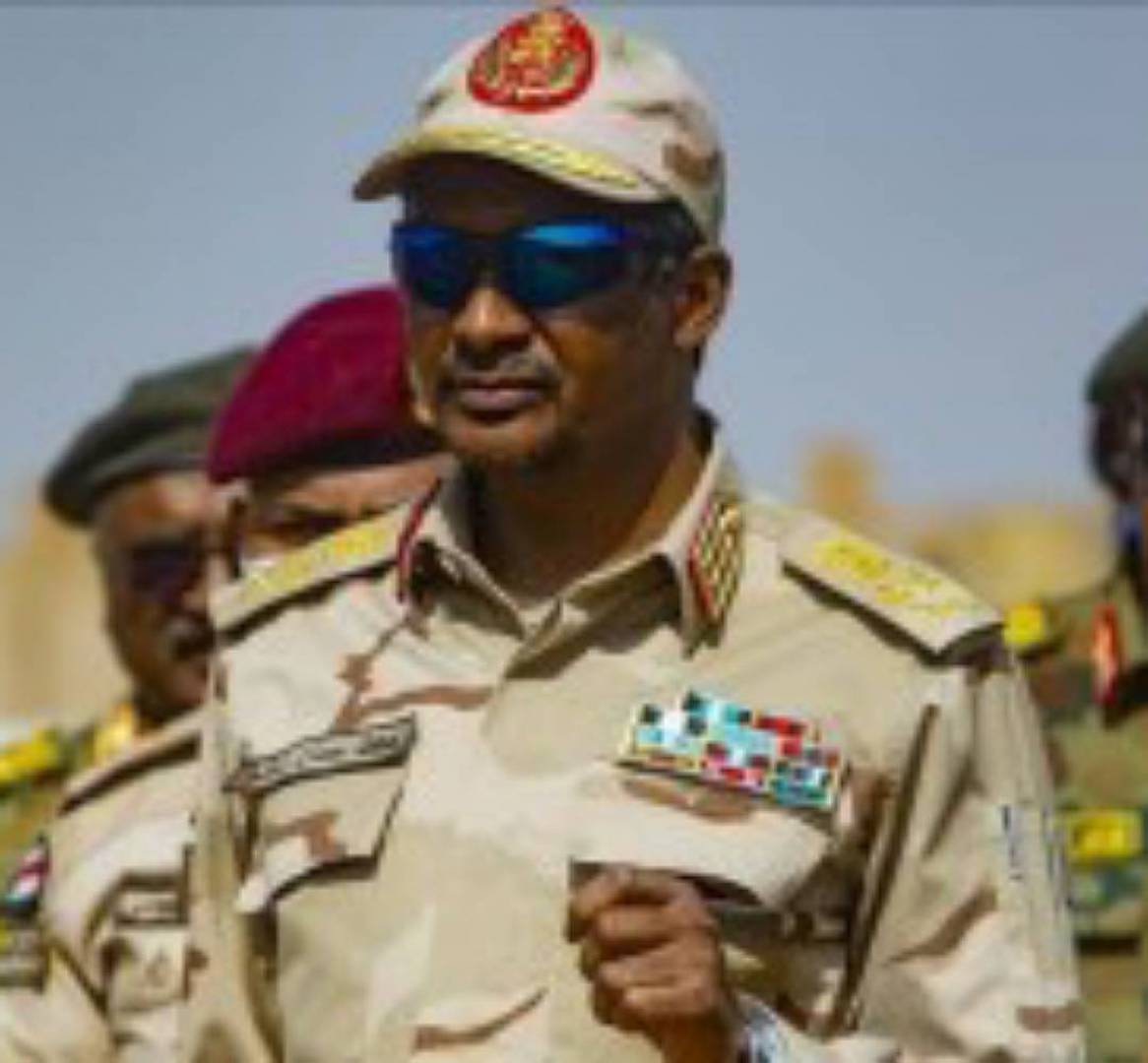 يد الإمارات تعبث مجددًا في السودان.. حراك لإعادة حمدوك لمنصبه