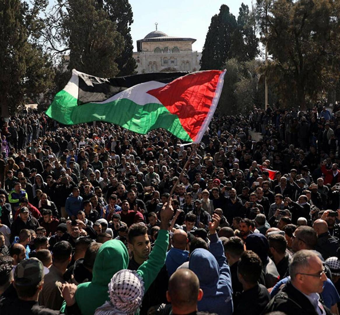 اّلاف الفلسطينيين في قطاع غزة يشاركون في مسيرات حاشدة للتنديد بالاعتداء على المصلين بالأقصى