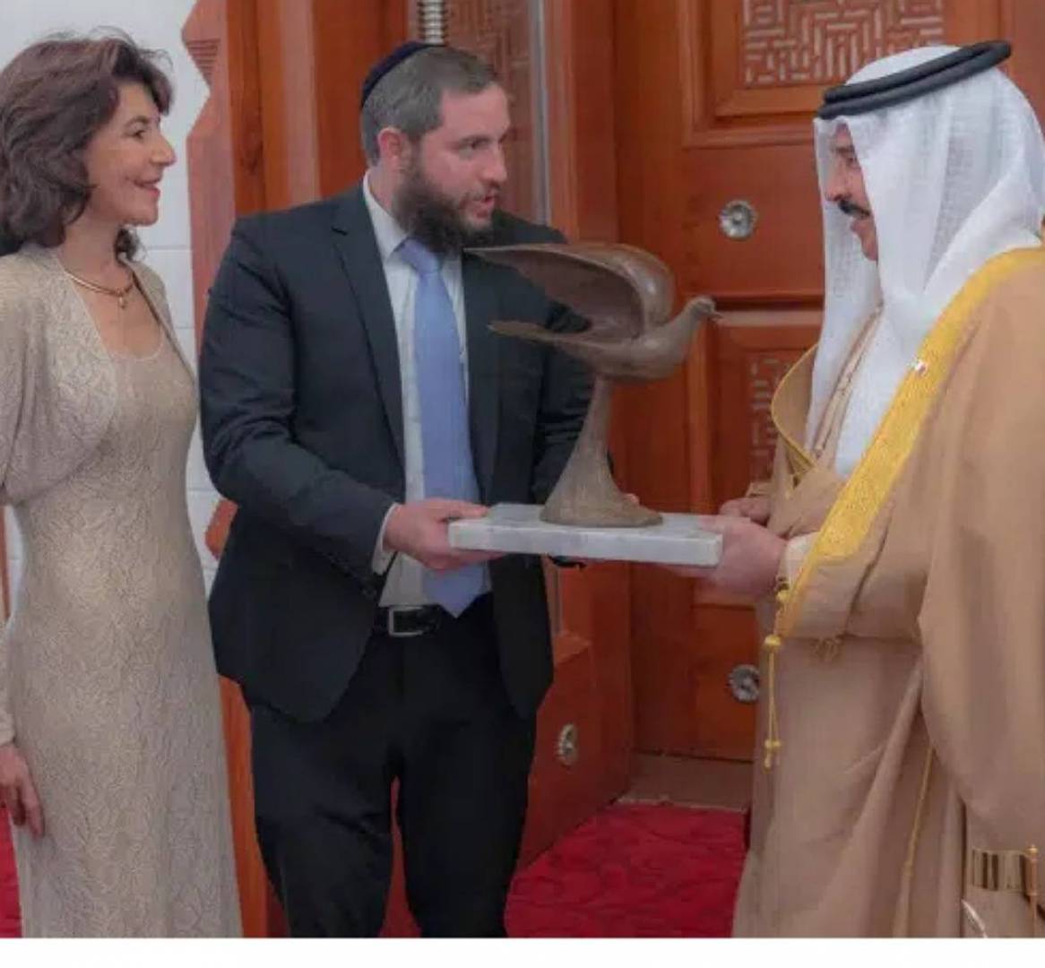 ملك البحرين لإسرائيليين في قصره: والدي حمى اليهود في حرب السويس