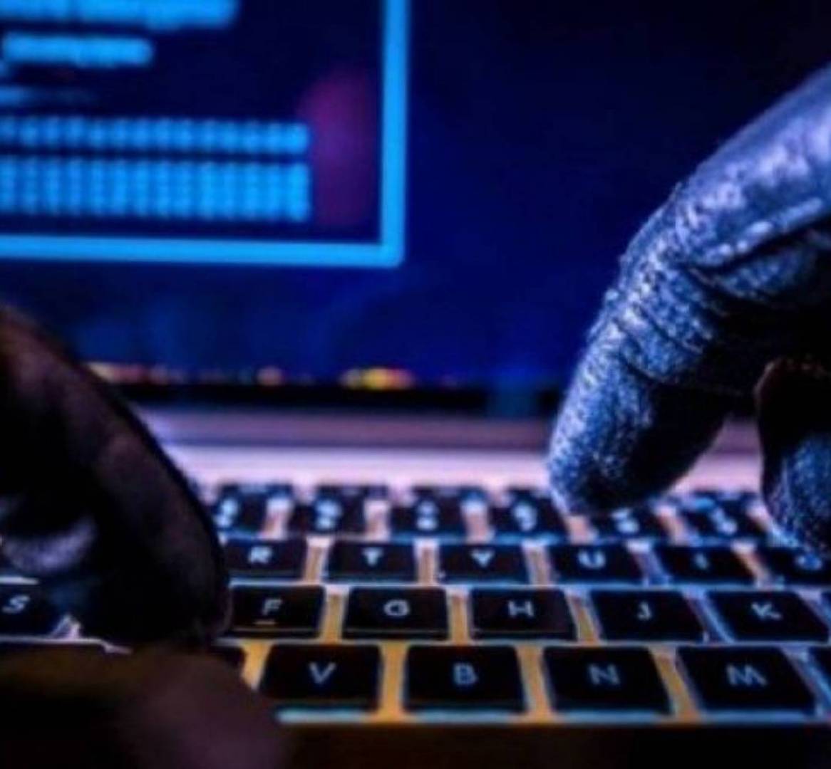 قراصنة يخترقون هاتف رئيس 