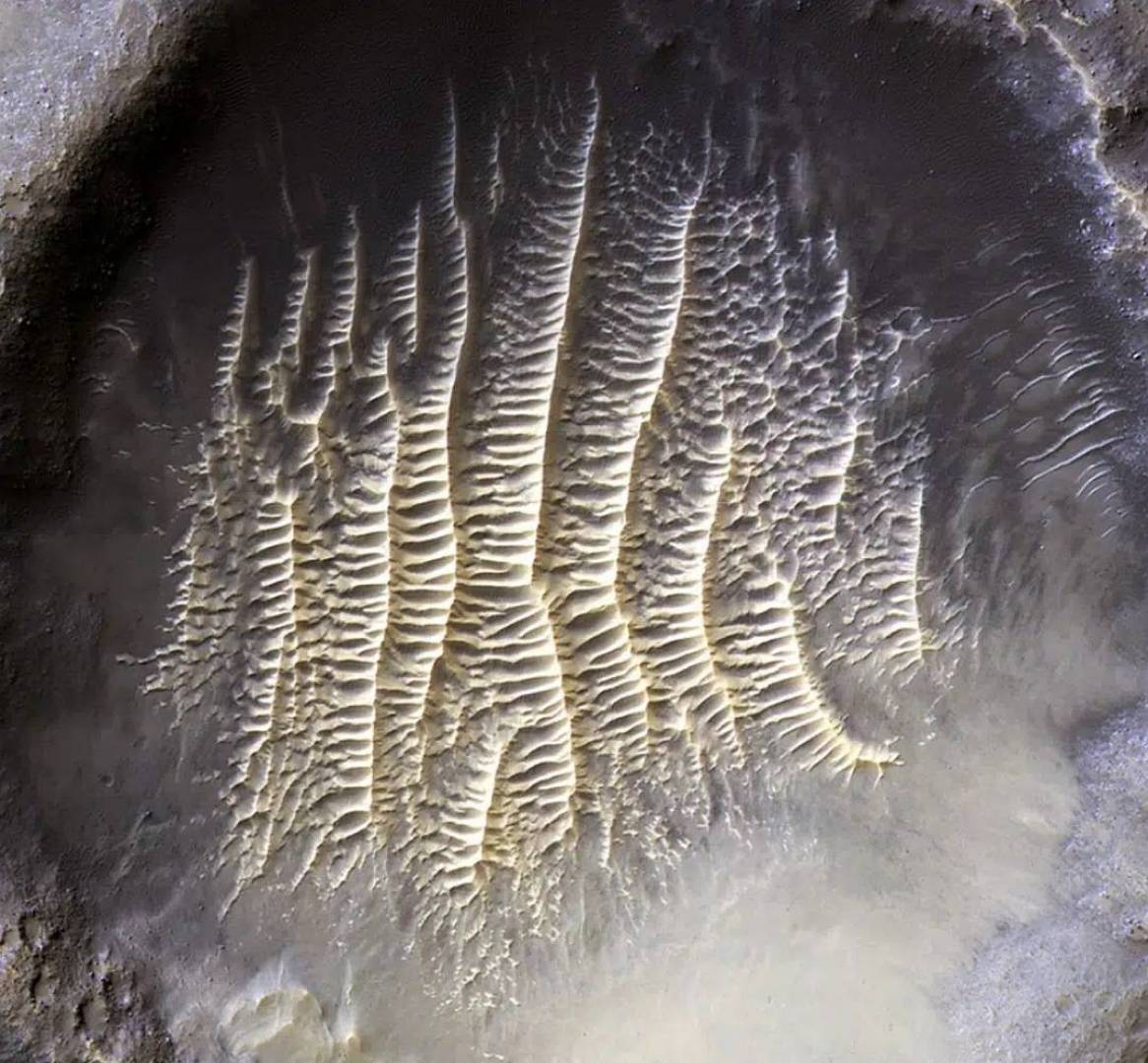 وصفتها بالمذهلة...ناسا تنشر صورة لفوهة بركان على كوكب المريخ