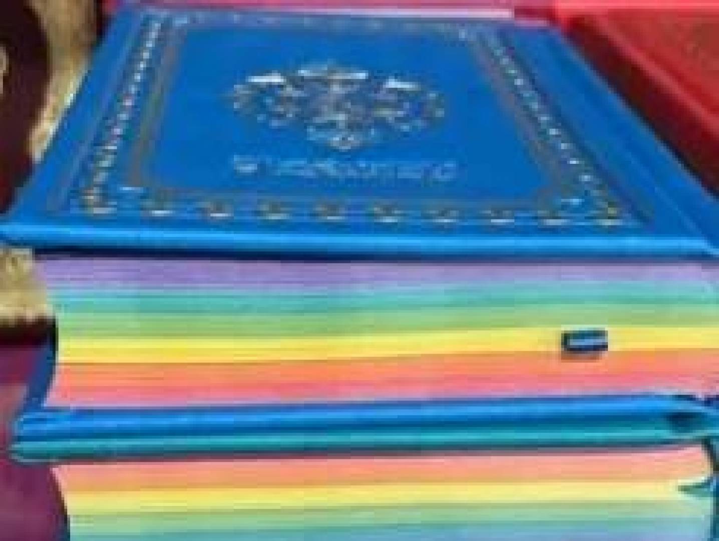 غضب جزائري واستنفار أمني بعد انتشار مصاحف بألوان المثليين الجنسيين في الجزائر .. صور