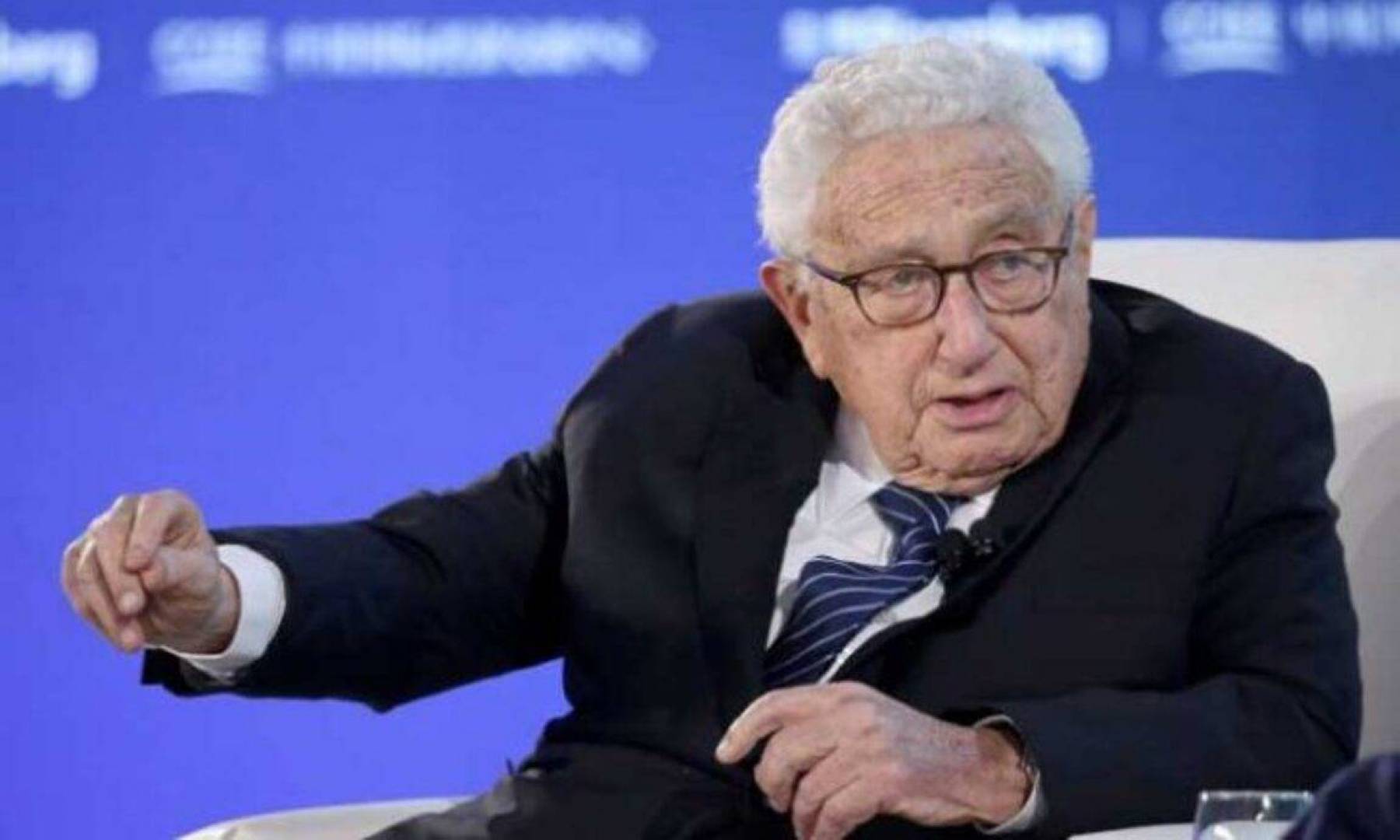 هنري كيسنجر يدعو أوكرانيا للتنازل عن الأراضي لروسيا لإنهاء الحرب