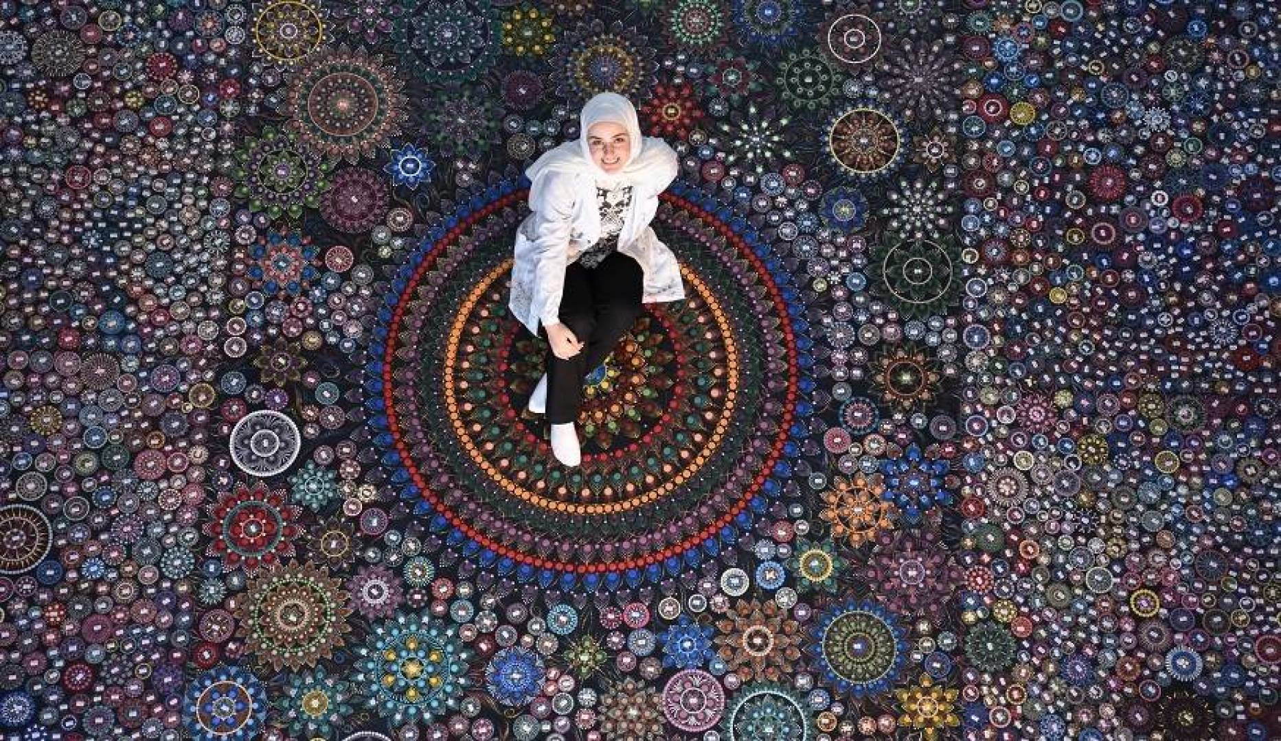 دخول الفنانة السوريةالشابة لما زكريا موسوعة غينيس برسمها أكبر لوحة دوائر الماندالا في العالم .. فيديو وصور