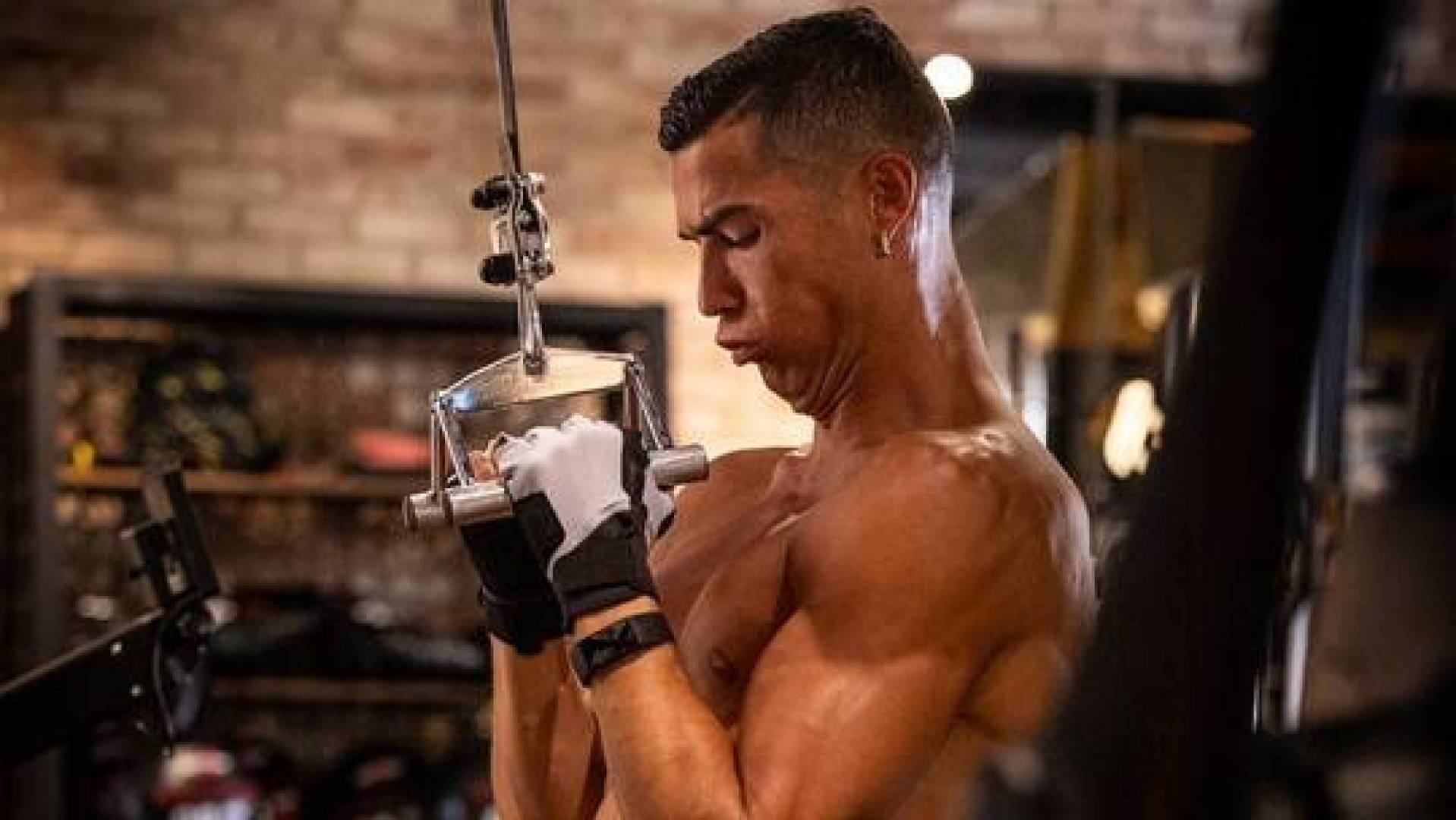 النجم البرتغالي كريستيانو رونالدو يحقن جسده بـ