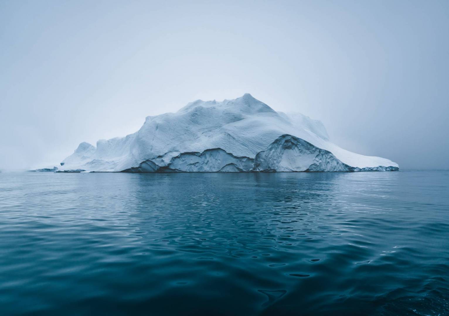 موجة حارة على جزيرة غرينلاند تؤدي لذوبان الجليد مما يثير القلق