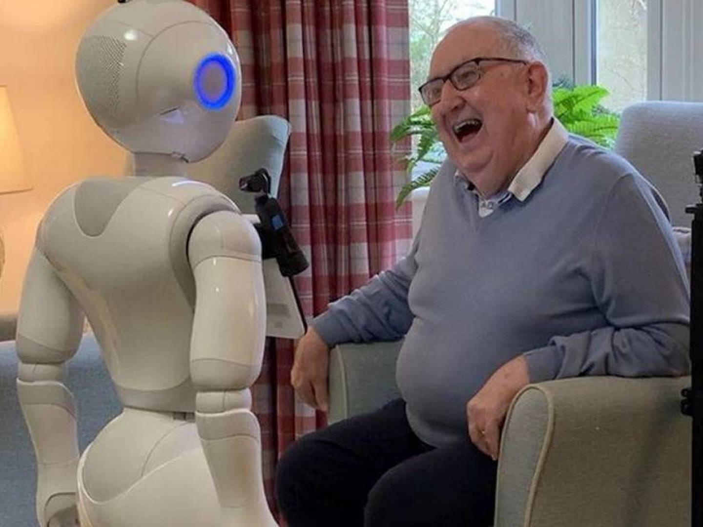 تطوير روبوتات لرعاية المسنين وتحسين مزاجهم