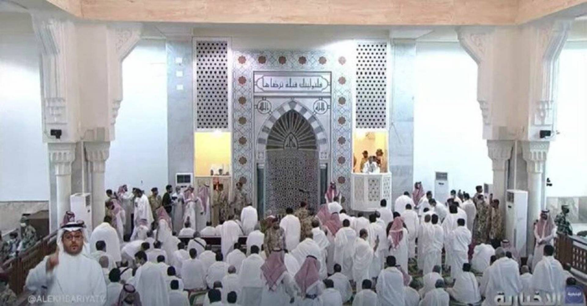 لحماية محمد العيسى .. عناصر أمن مسلحة في مسجد نمرة خلال خطبة عرفة