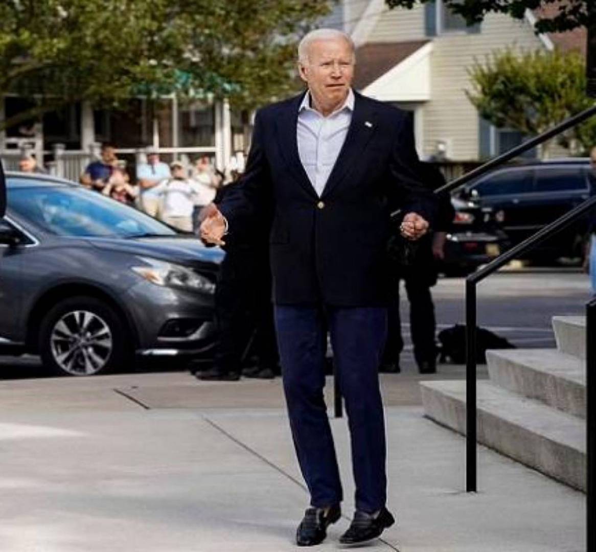 عقب مغادرته إحدى الكنائس...وبعد سقوطه من على دراجته...بايدن يقفز في الهواء ليؤكد سلامته