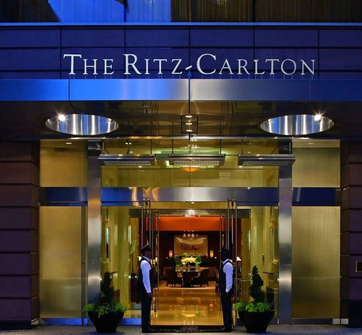 جريمة بفندق ريتز كارلتون .. مدربة يوغا مقتولة بـ30 طعنة سكين