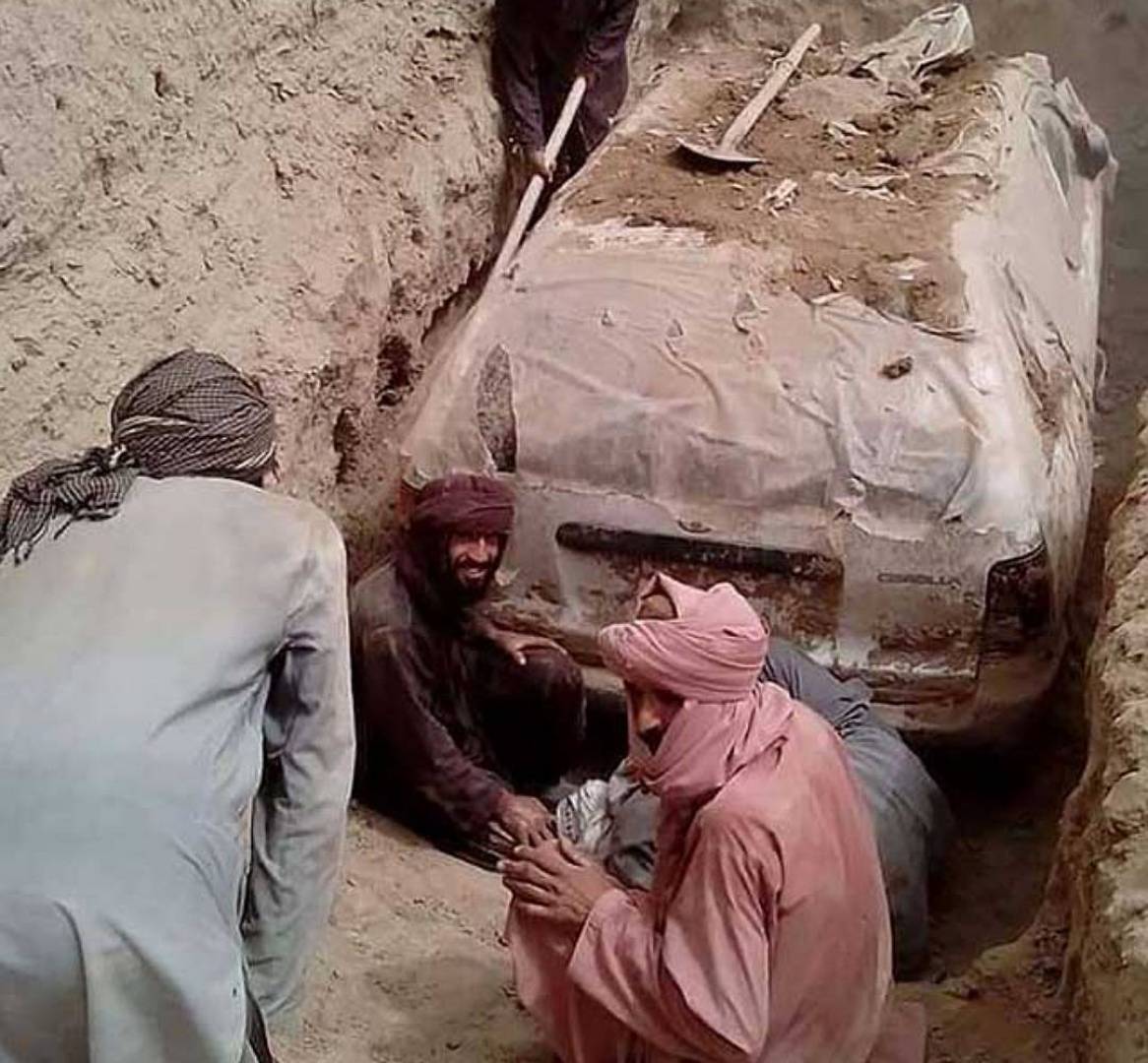 بالصور: بعد 21 عاما من طمرها...طالبان تكشف لسيارة التي استخدمها الملا محمد عمر للفرار من الضربات الأمريكية بعد اعتداءات 11 أيلول