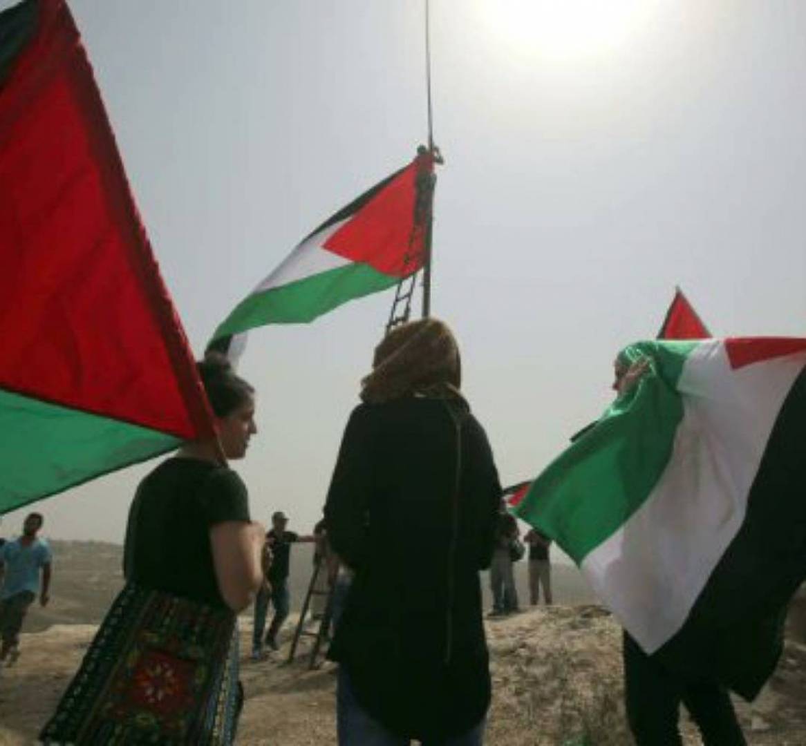 العلم الفلسطيني يزعج الإحتلال...قانون يحظر يحظر رفعها على المؤسسات