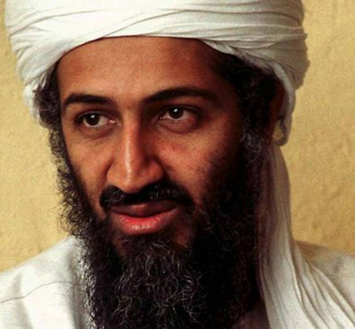 ظهور مثير لنجل أسامة بن لادن وزوجته