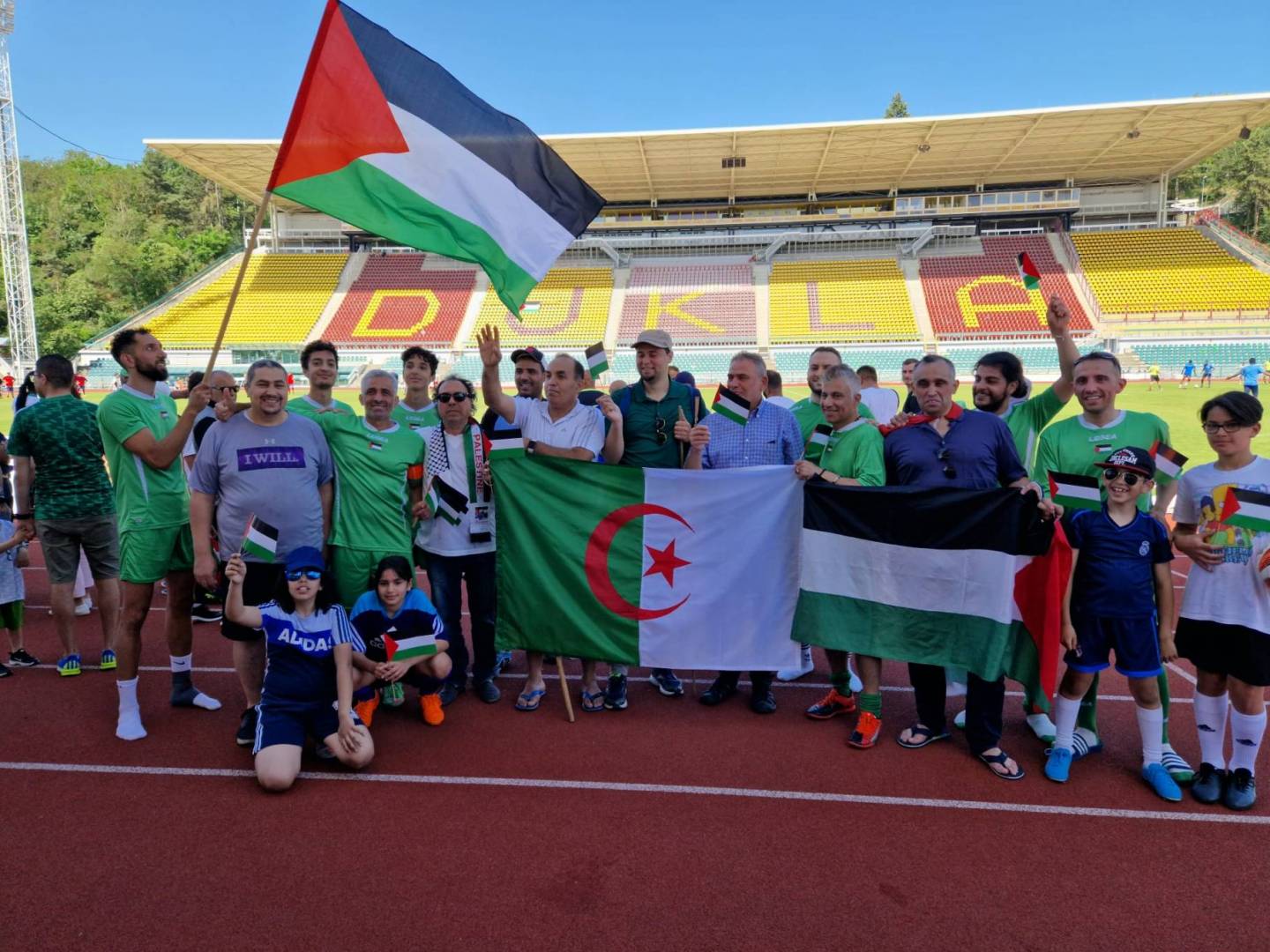 يالصور.. فريق كرة القدم الفلسطيني يشارك في دوري كرة القدم في براغ