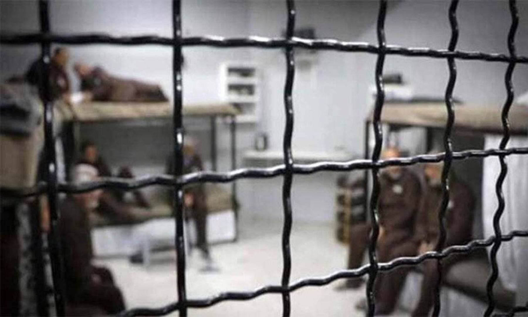 الأسرى بسجون الاحتلال يعلنون انتصارهم ويوقفون الإضراب