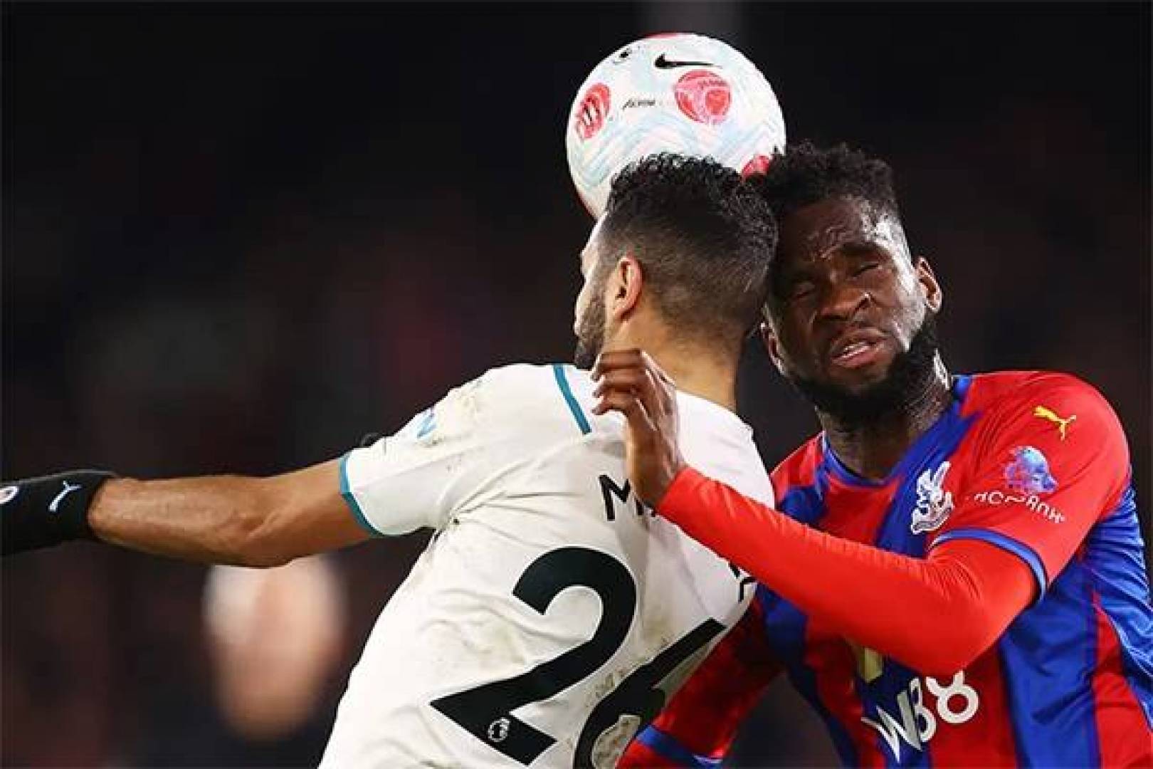 باحثون : صدمات الرأس في كرة القدم تسبب مرضا دماغيا مزمنا