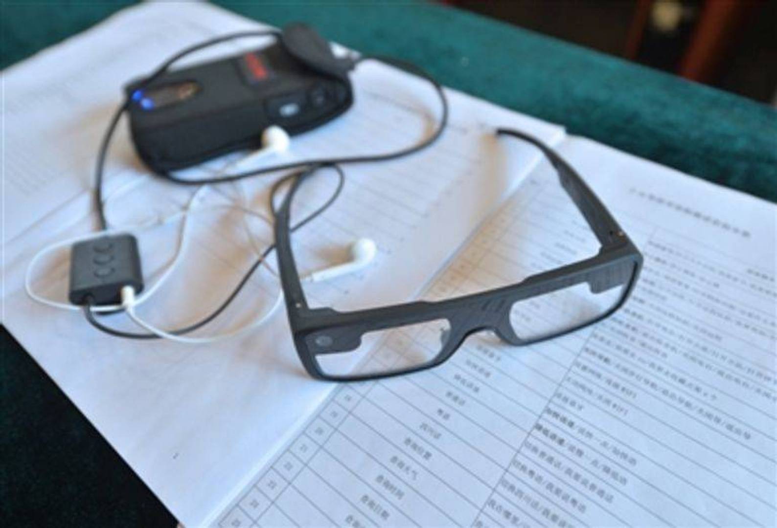 اختراع نظارة ذكية مزودة بسماعة لاسلكية لتسهيل تواصل المكفوفين مع محيطهم