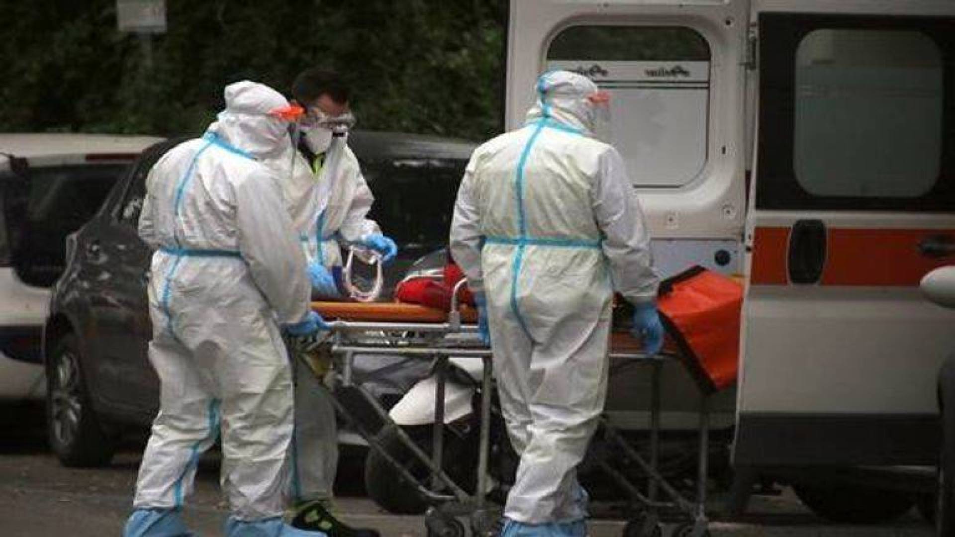 إصابة إيطالي بثلاث أمراض معدية في وقت واحد وهي الإيدز وكورونا وجدري القرود