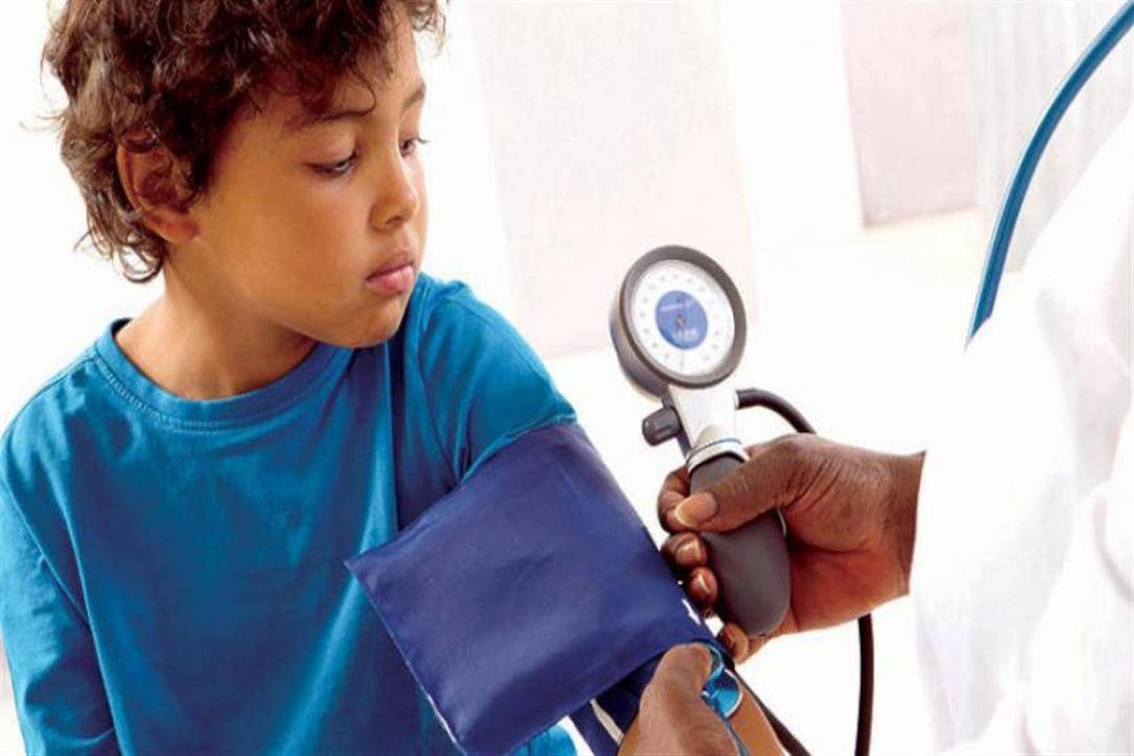 تعرف على أعراض ارتفاع ضغط الدم عند الأطفال وأسبابه