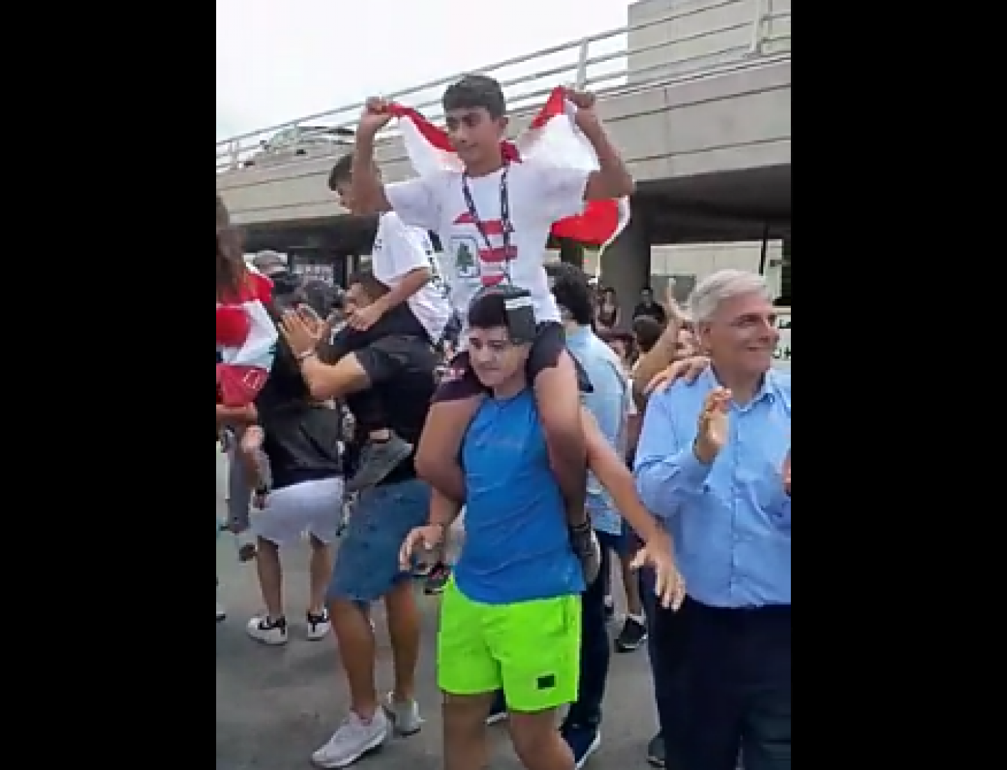استقبال ملاكم لبناني رفض مواجهة إسرائيلي محمولا على الأكتاف ووالده يشكر نصر الله (فيديو)