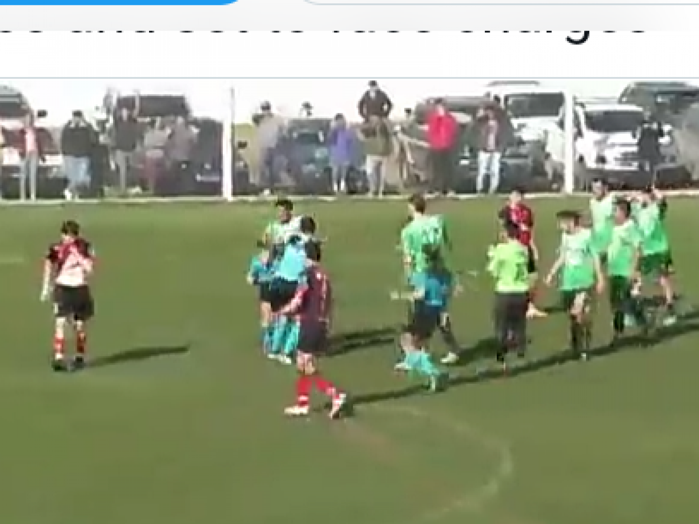 بالفيديو لاعب أرجنتيني يعتدي بالضرب على حكمة مباراة كرة قدم في الدوري