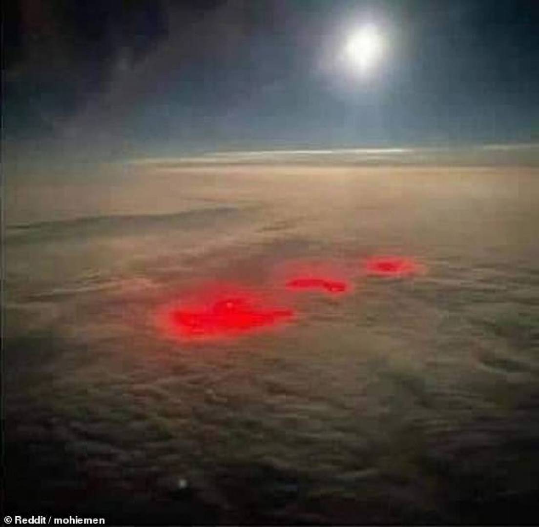 توهج ناري أحمر فوق المحيط الأطلسي يثير جدلا واسعا على مواقع التواصل الاجتماعي