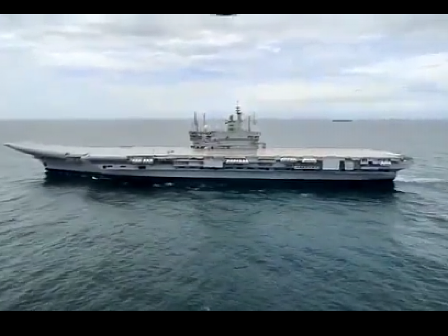 سلاح البحرية الهندي يتسلم حاملة الطائرات 