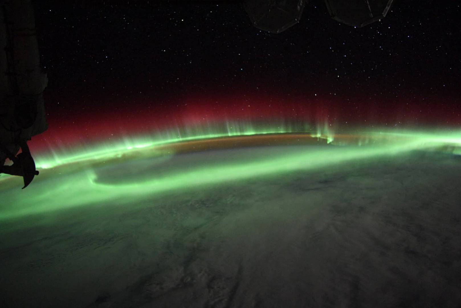 رائد فضاء يلتقط صور مذهلة للشفق القطبي من محطة الفضاء الدولية