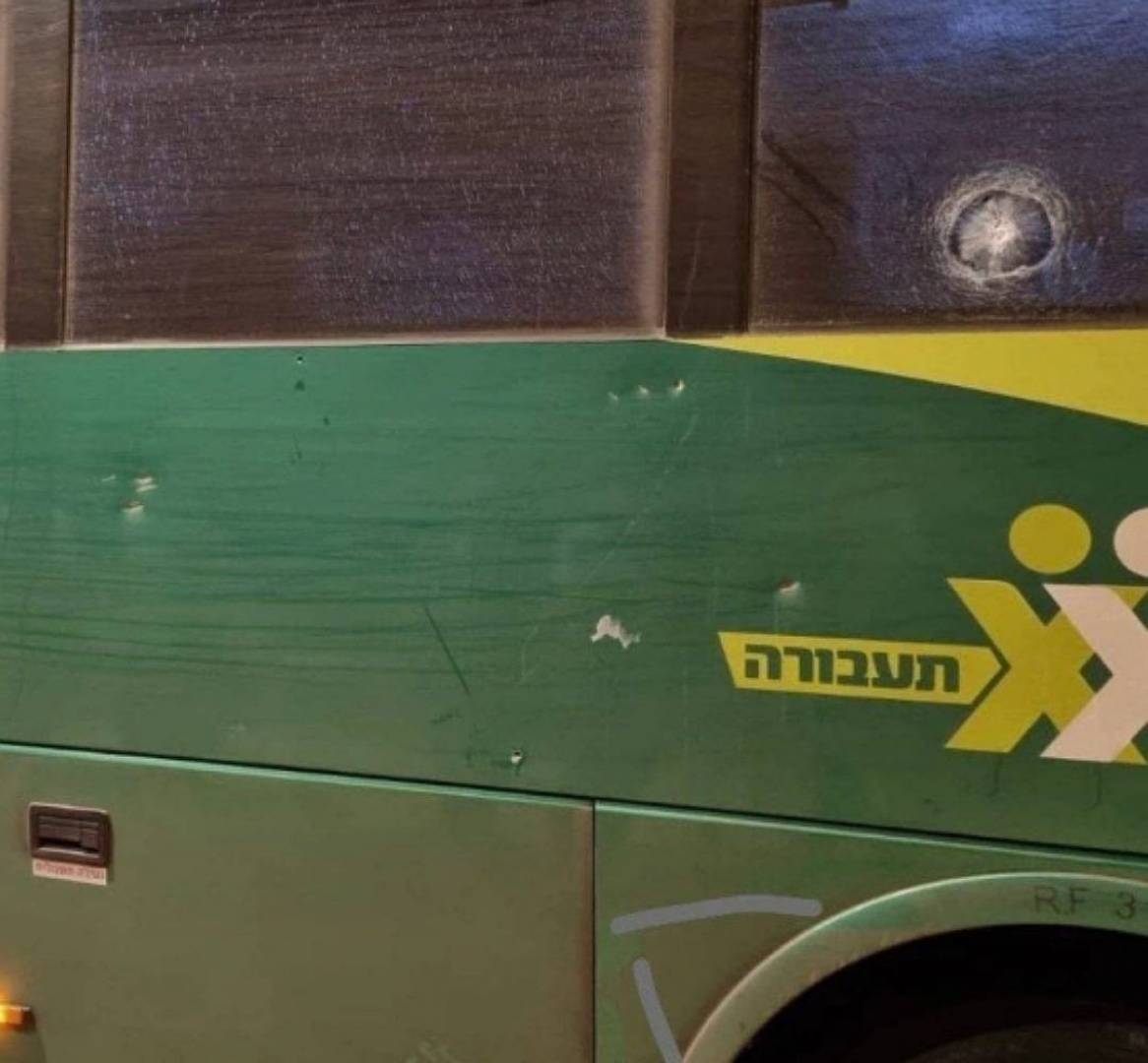 بوابل من الرصاص...المقاومة تستهدف حافلة صهيونية قرب سلواد وسط الضفة